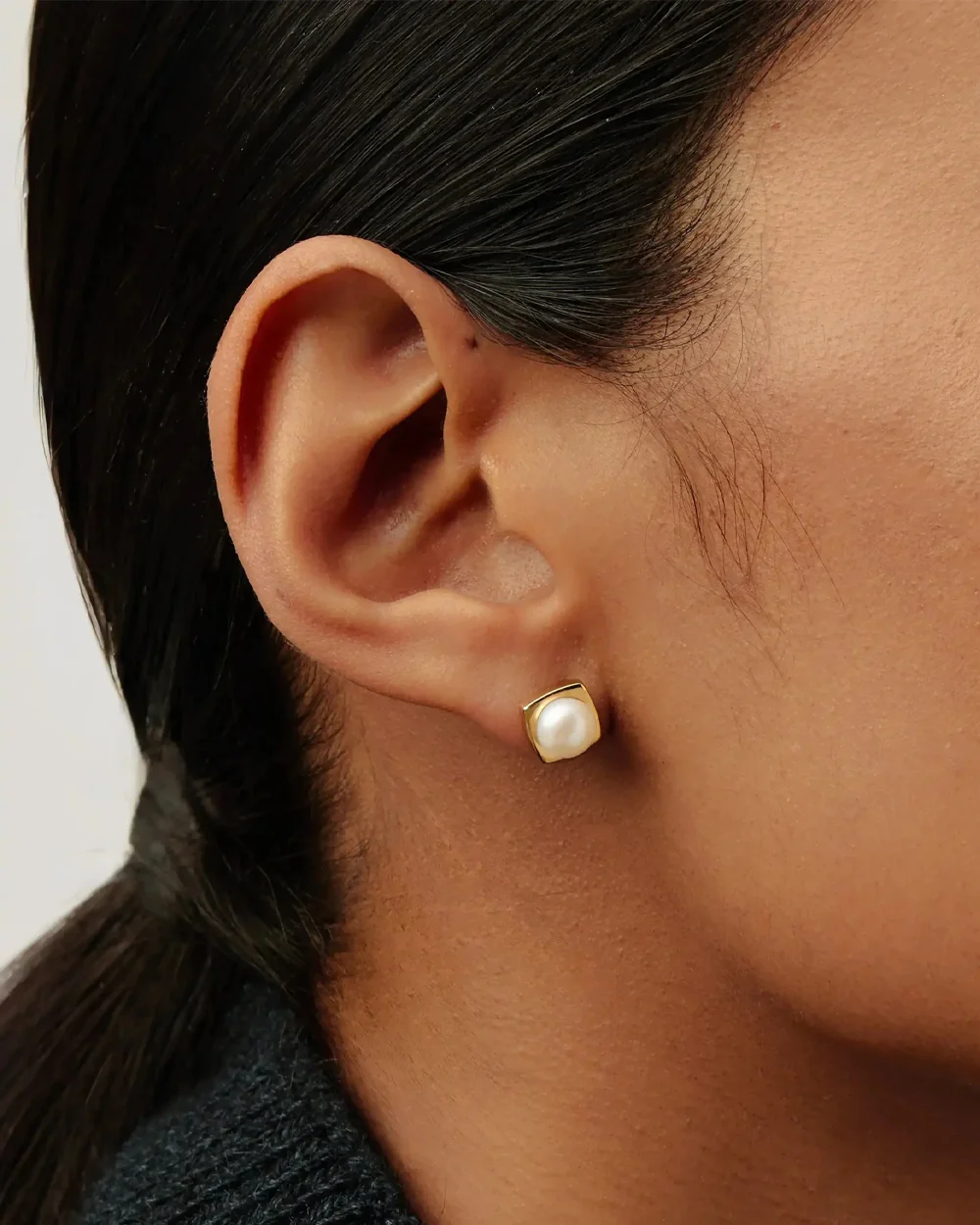 BUTTON PEARL SQUARE STUD EARRINGS / GOLD - Image 2