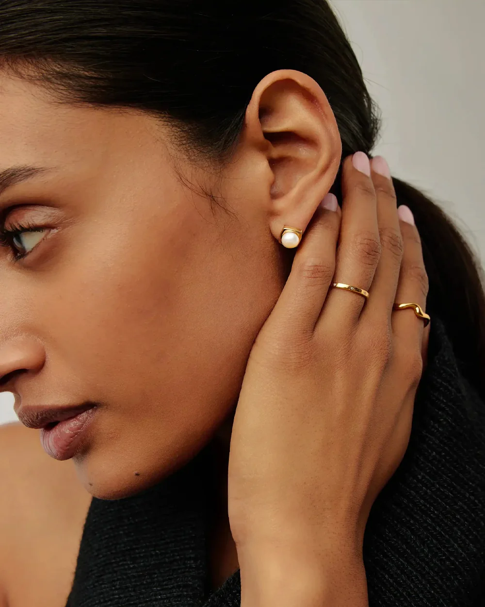 BUTTON PEARL SQUARE STUD EARRINGS / GOLD - Image 3