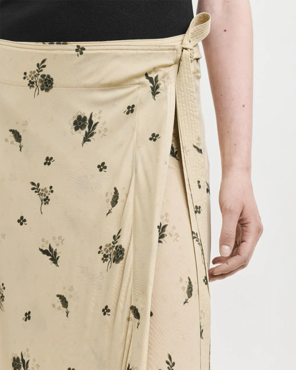 FLORAL FLUID JERSEY SKIRT / BEIGE/BLACK - Image 4