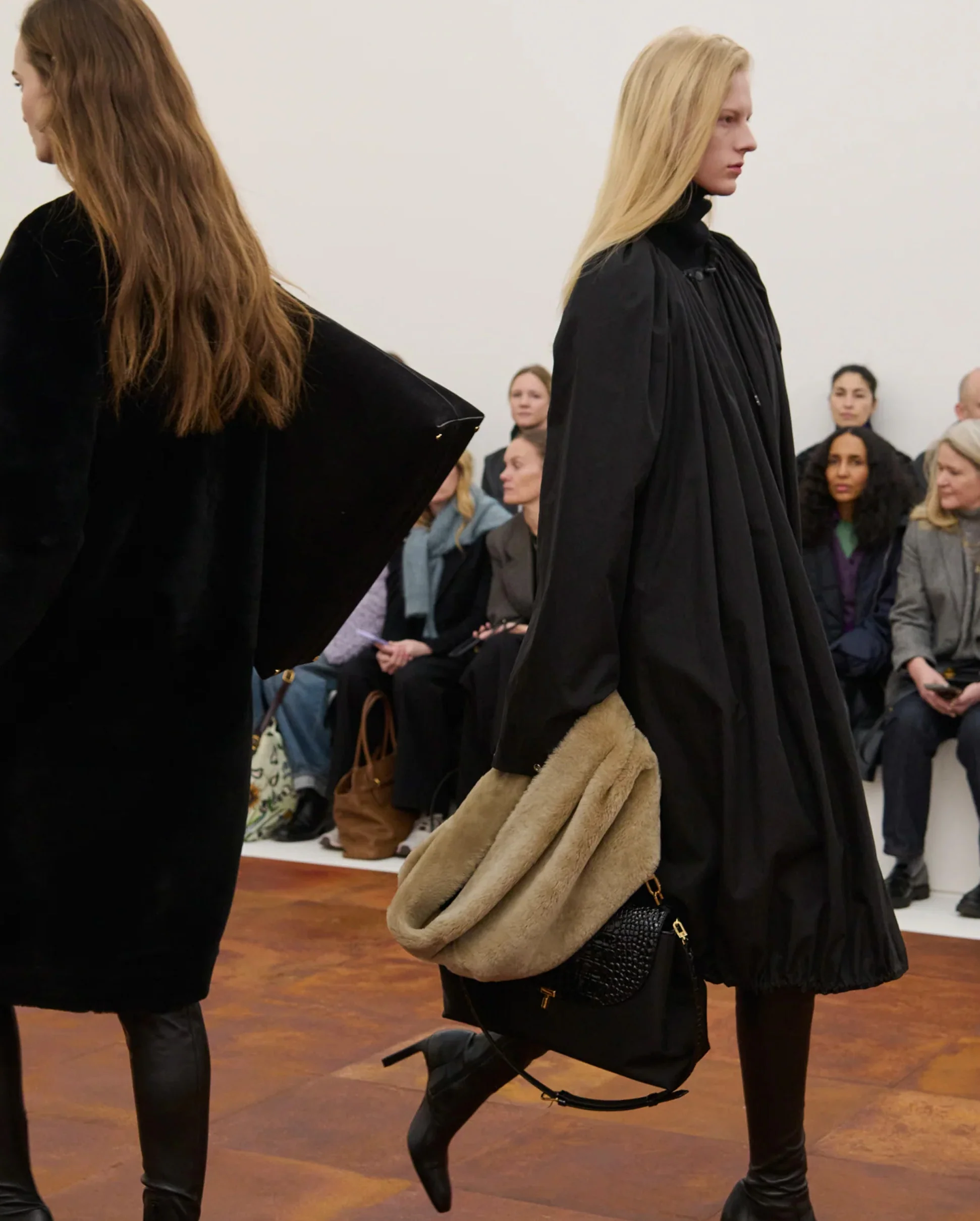 GATHERED PARACHUTE COAT / BLACK - Image 2