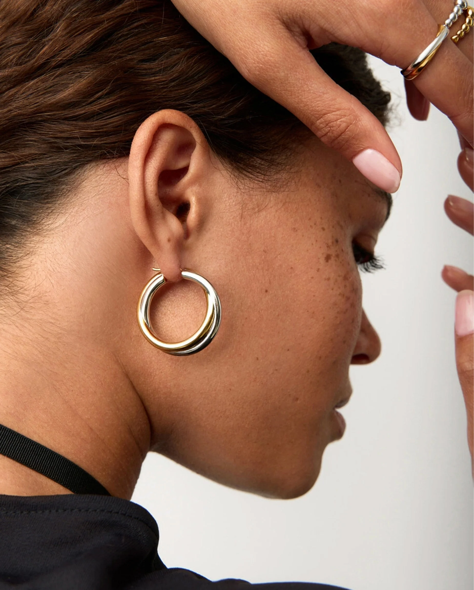 LUCY WILLIAMS ENTWINE LARGE HOOP EARRINGS / MIXED - Image 3