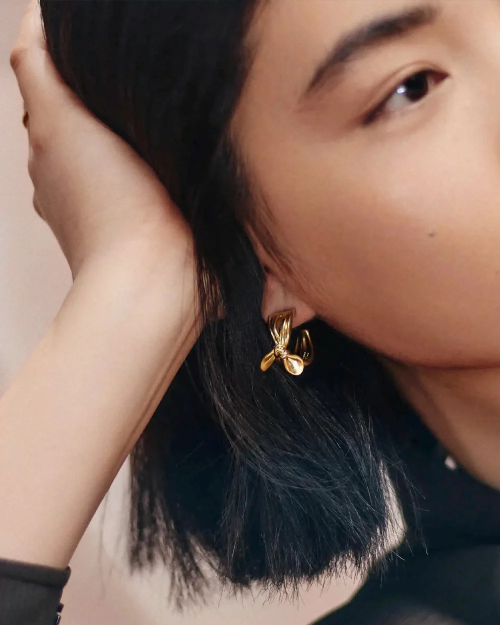 MARK GONG BOW HOOP EARRINGS / GOLD - Image 3