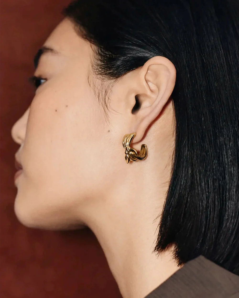 MARK GONG BOW HOOP EARRINGS / GOLD - Image 4