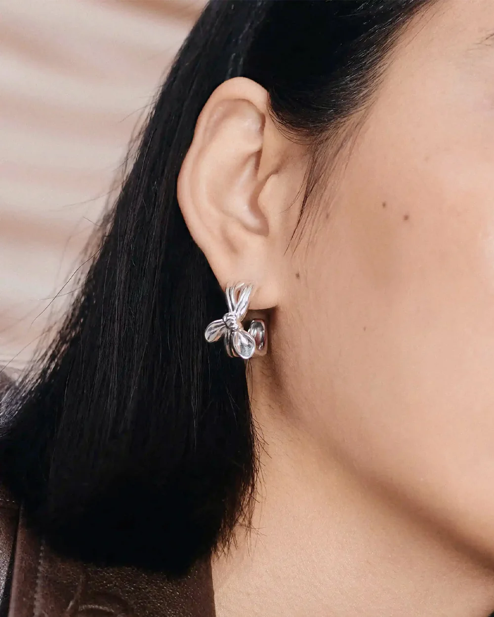 MARK GONG BOW HOOP EARRINGS / SILVER - Image 2