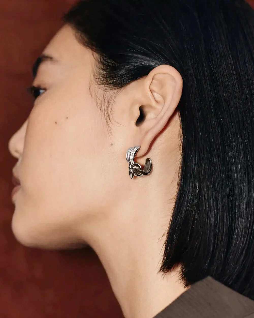 MARK GONG BOW HOOP EARRINGS / SILVER - Image 3
