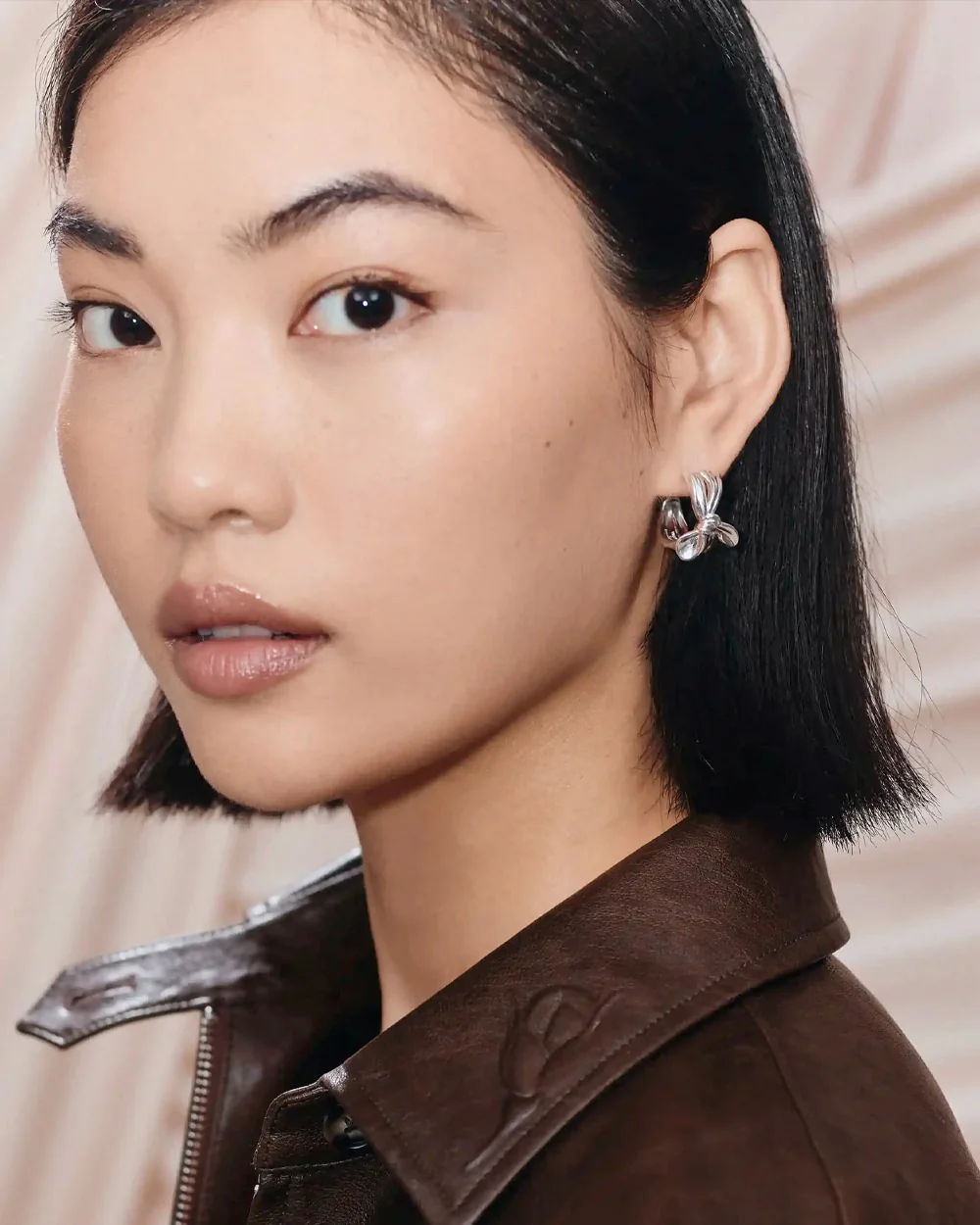 MARK GONG BOW HOOP EARRINGS / SILVER - Image 4