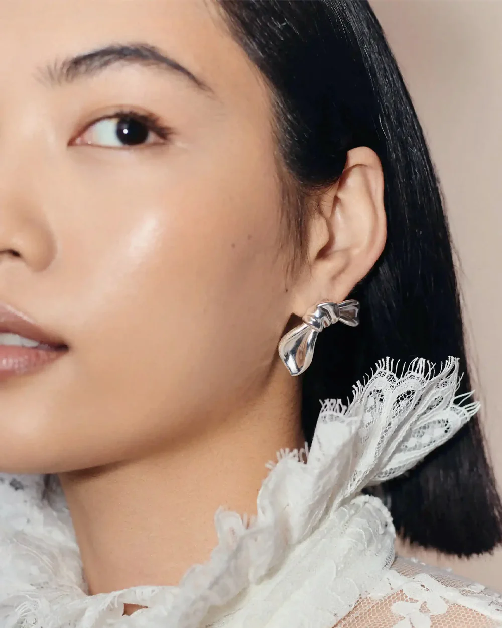 MARK GONG BOW OVERSIZED STUD EARRINGS / SILVER - Image 2