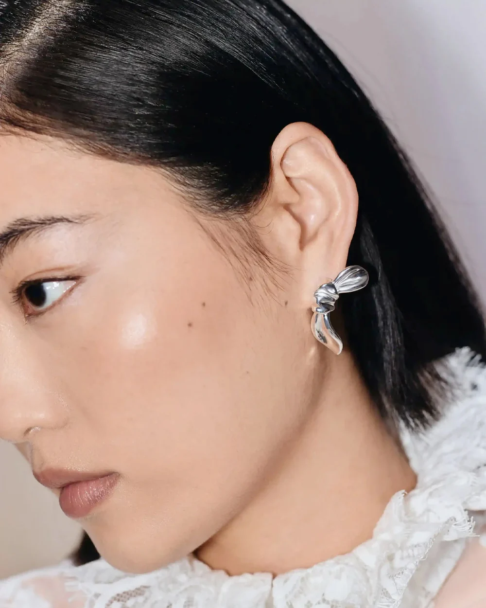 MARK GONG BOW OVERSIZED STUD EARRINGS / SILVER - Image 3