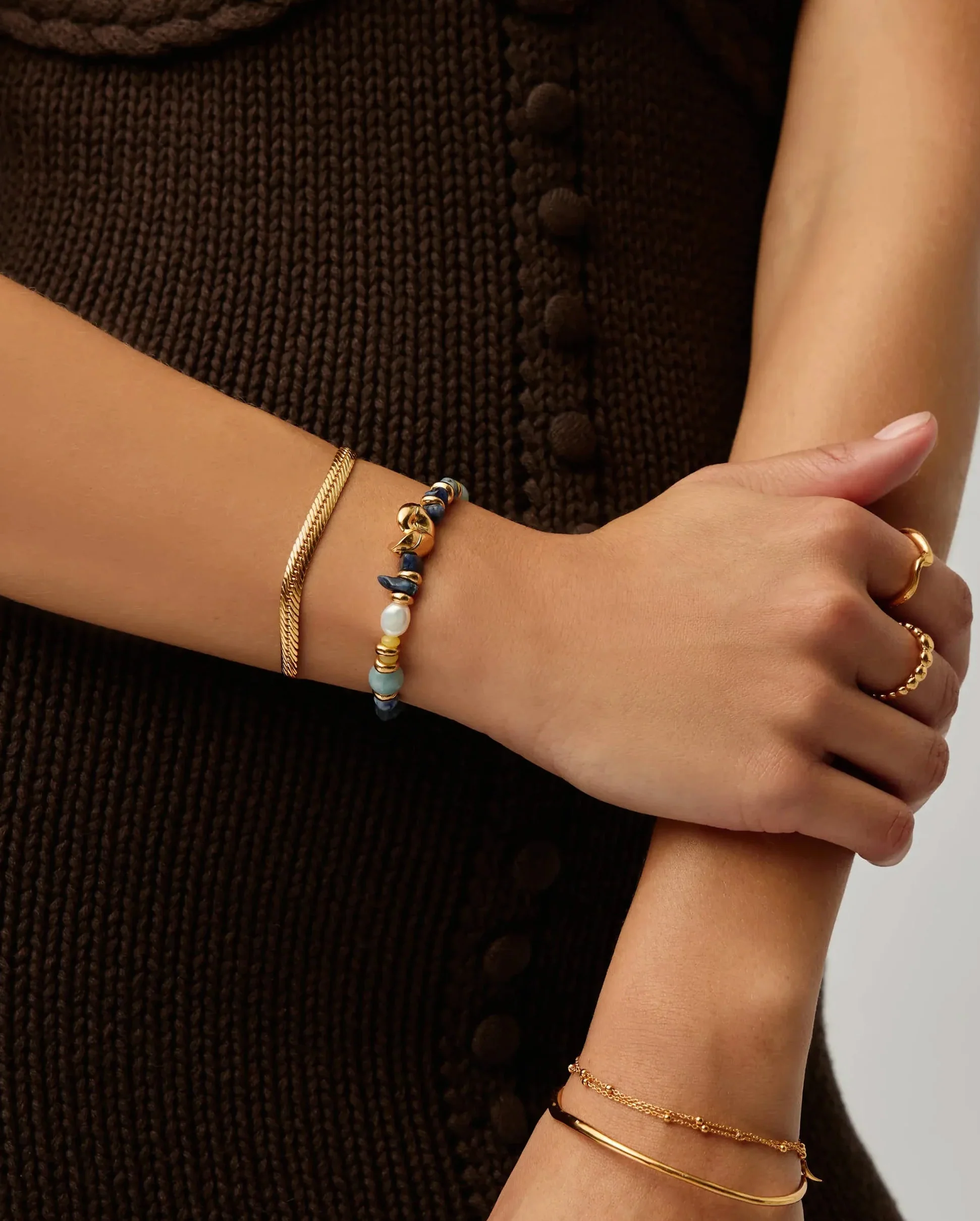 SHELL STATEMENT MULTI BEADED BRACELET / GOLD - Image 4